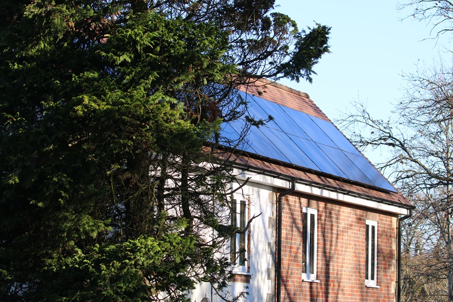 Can Solar Panels & Battery Run a UK House Without the Grid?